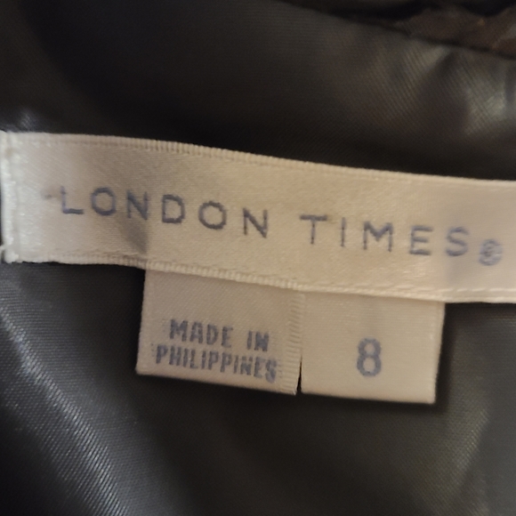 London Times Dress, size 8. Pretty silvery grey ruffled around neck line - Picture 9 of 9